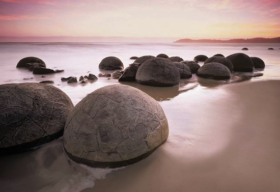 По всей Земле встречаются идеально круглые каменные или железные шары неизвестного происхождения (6 фото)