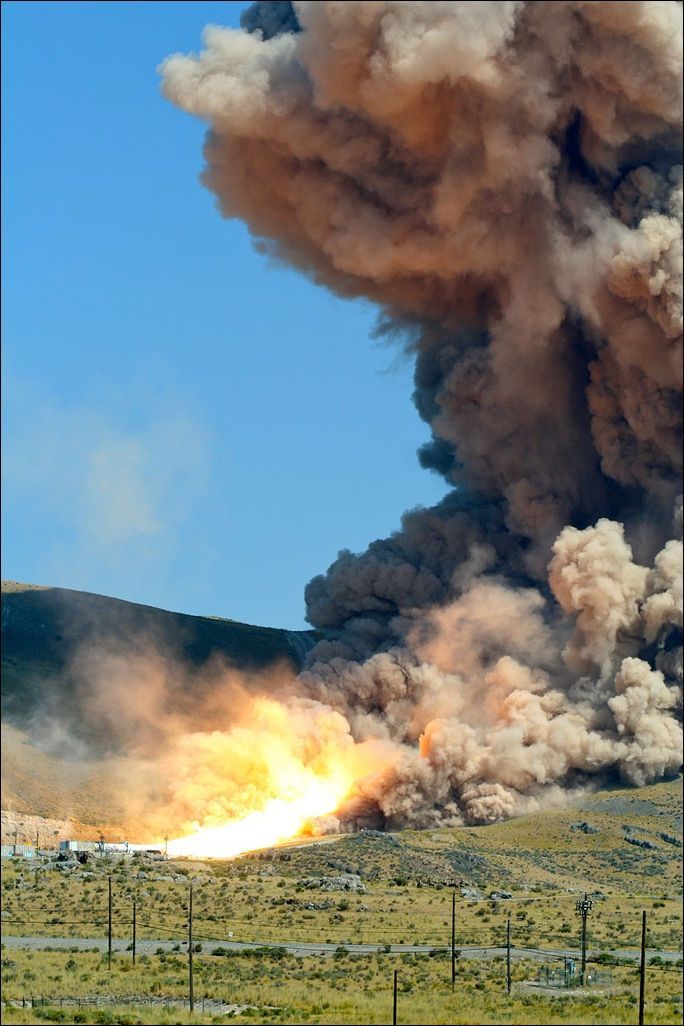 Испытания ракетного двигателя (3 фото)