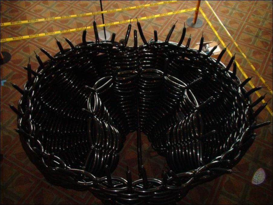 Паук, сделанный из скрученных воздушных шариков (8 фото)