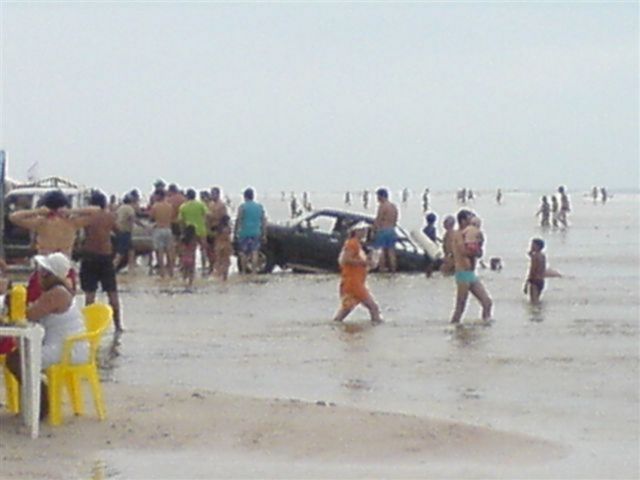 Машины смыло с пляжа (15 фото)
