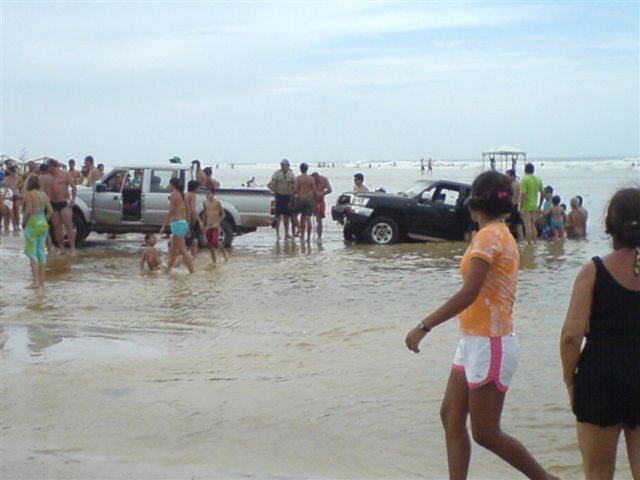 Машины смыло с пляжа (15 фото)