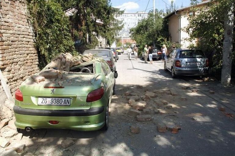 Несчастный случай на парковке (7 фото)