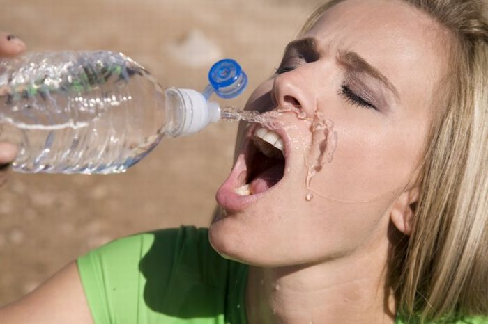 Девушки с бутылкой воды (15 фото)