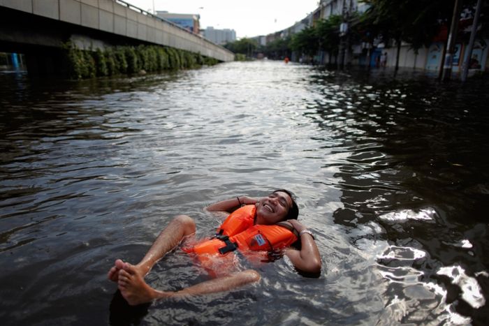 Транспортные средства в затопленном Таиланде (19 фото)
