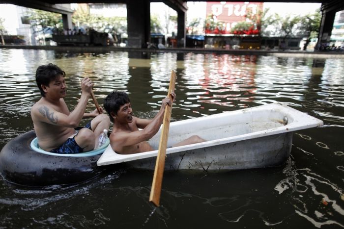 Транспортные средства в затопленном Таиланде (19 фото)