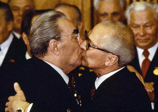 10 фактов о поцелуях Брежнева
