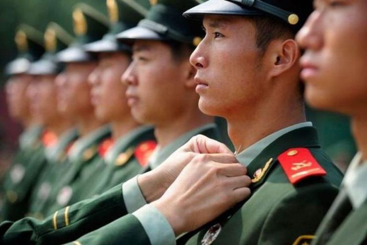 Тренировка китайских солдат (3 фото)