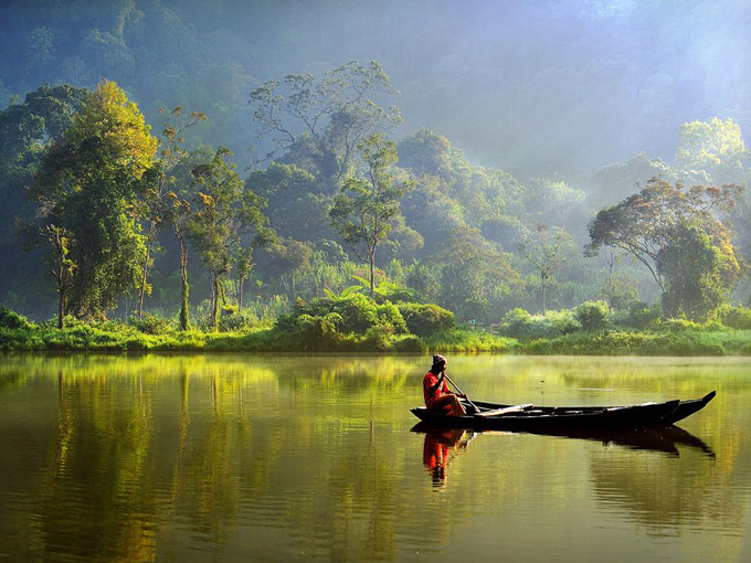 boat-lake-indonesia_35183_990x742.jpg