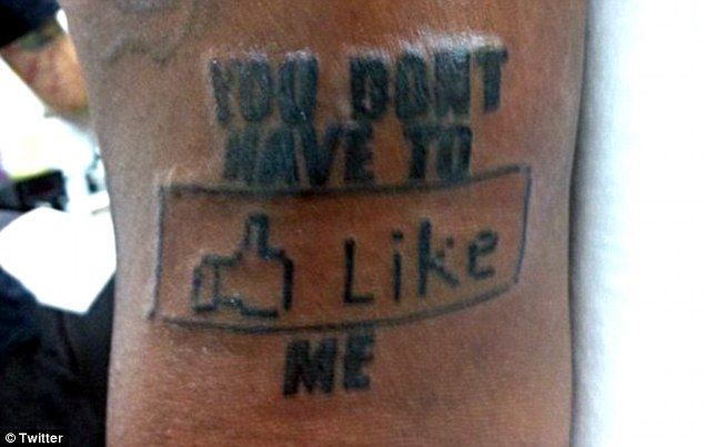 Татуировка с друзьями из Фейсбук (7 фото)