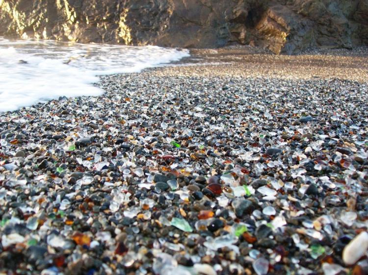 Стеклянный пляж (9 фото)