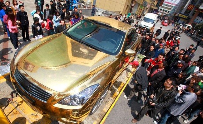 Полиция конфисковала машину из чистого золота (6 фото)