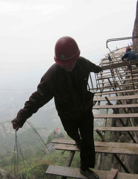 Опасный труд китайских рабочих (17 фото)