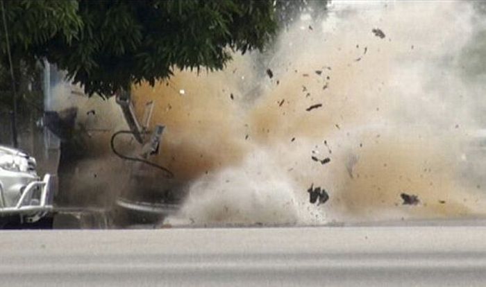 Взрыв автомобиля в Таиланде (7 фото)