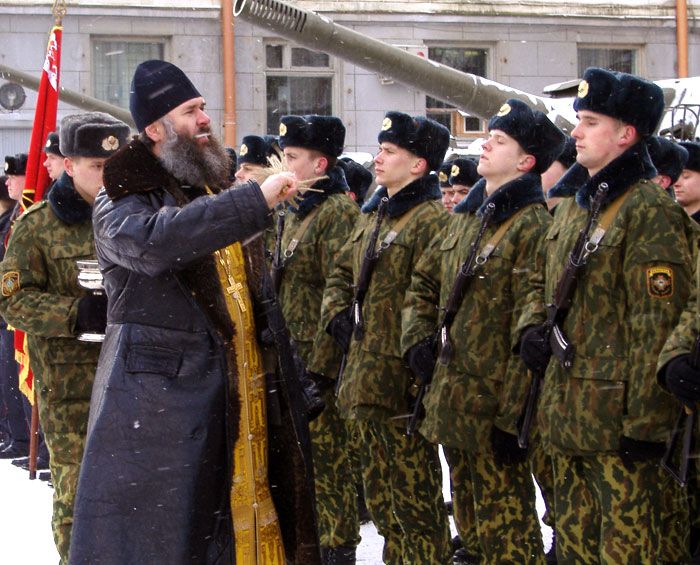 Священники в армии (13 фото)