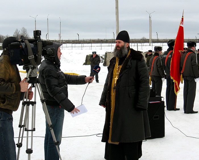 Священники в армии (13 фото)