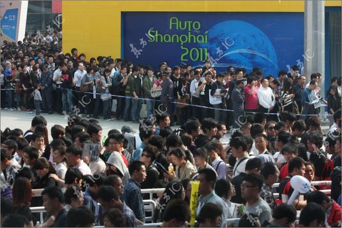 Посетители автошоу в Шанхае (13 фото)