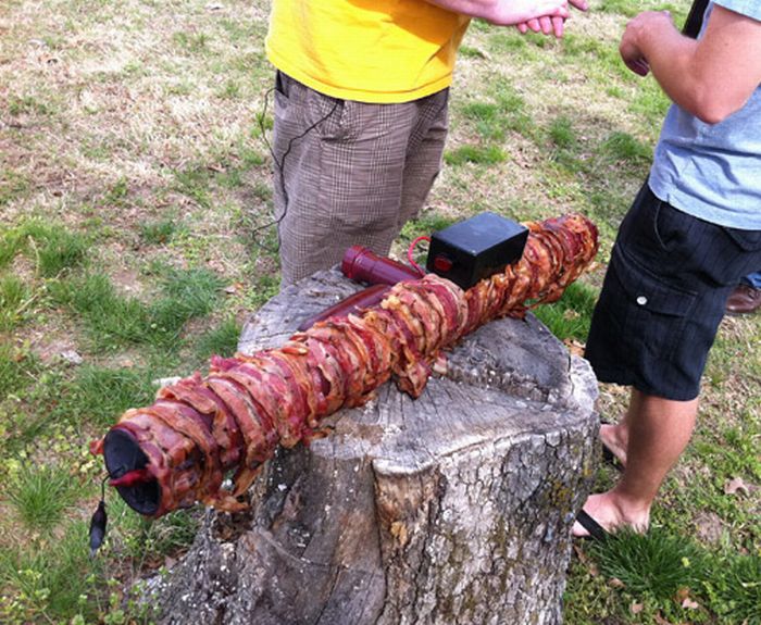 Базука из бекона и колбасы (9 фото)