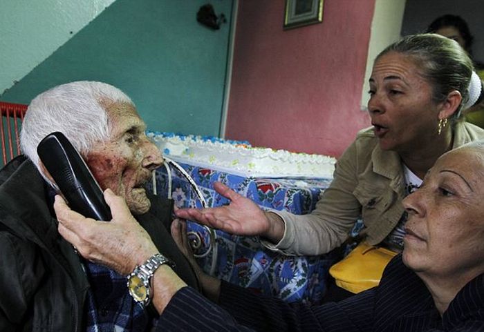 111-летний человек (7 фото)