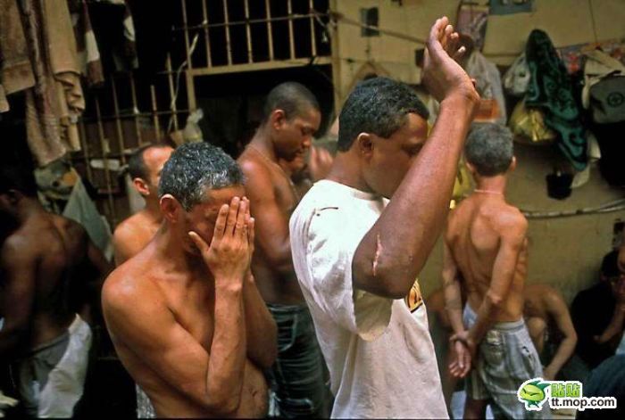 Бразильская тюрьма (24 фото)