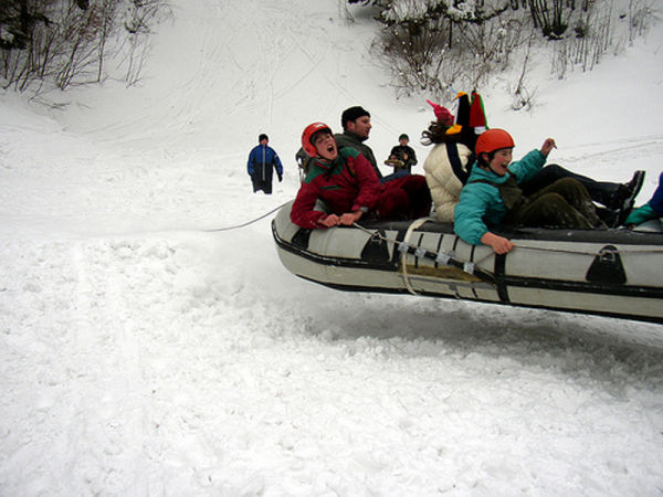 Катание на надувной лодке по горам (12 фото)
