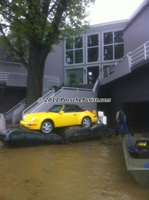Как спасти дорогой автомобиль от наводнения (6 фото)