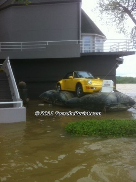 Как спасти дорогой автомобиль от наводнения (6 фото)