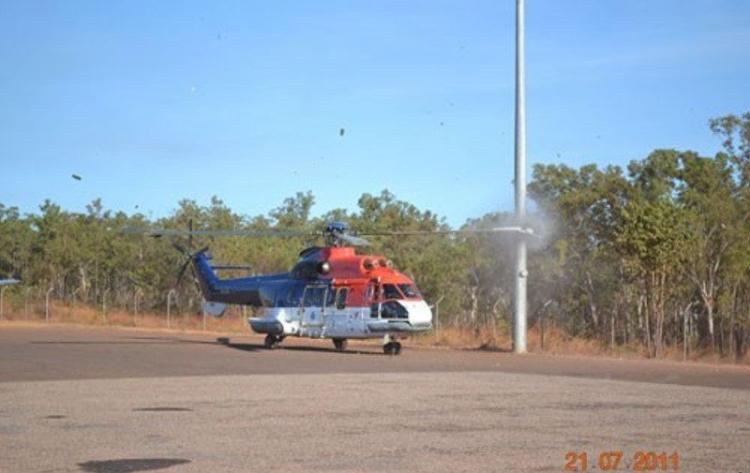 Вертолет снес столб (5 фото)
