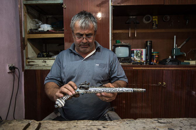 Как делают оружие в дагестанских мастерских