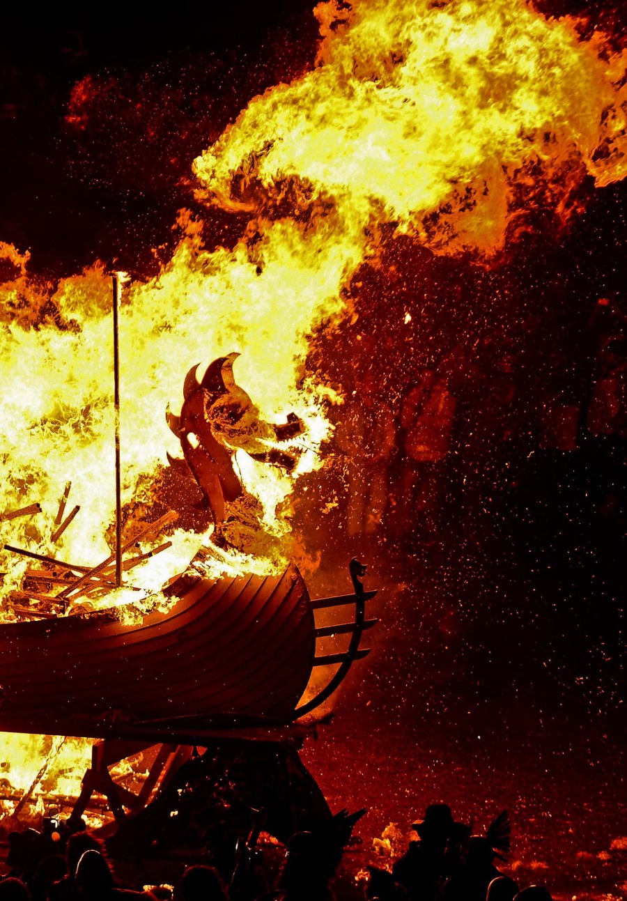 Up Helly Aa: Захватывающий фестиваль огня