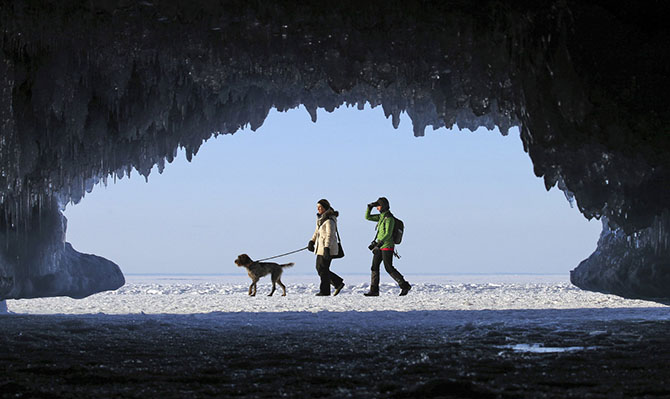 Прогулка по Верхнему озеру к ледяным пещерам