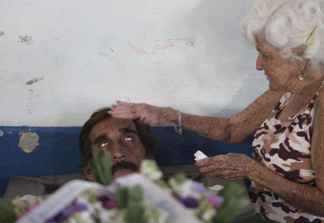 Кубинцы «хоронят» живого человека на липовых похоронах