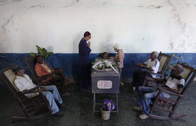 Кубинцы «хоронят» живого человека на липовых похоронах