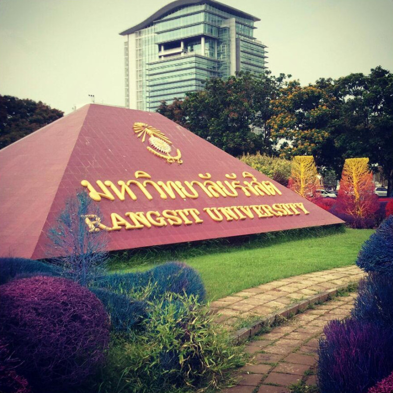 Красочный кампус университета Рангсит в Таиланде