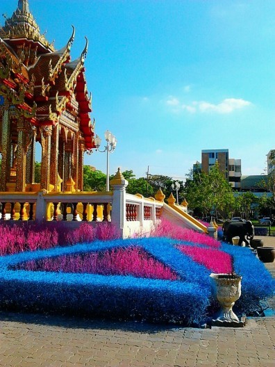 Красочный кампус университета Рангсит в Таиланде