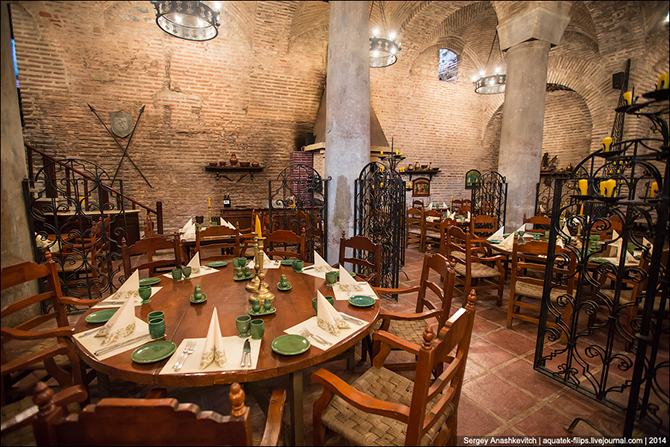 Рестораны, гостиницы, музеи и стадионы, располагающиеся в древних цистернах