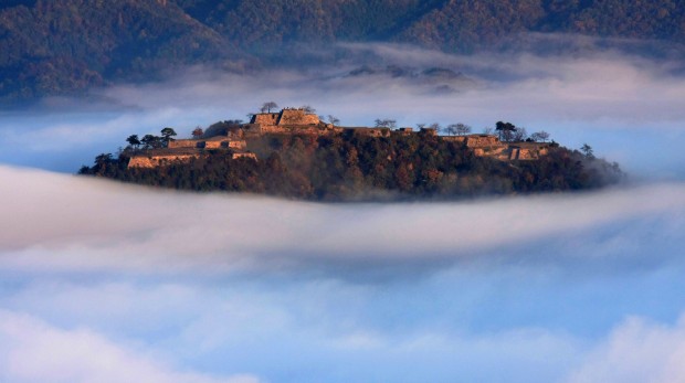 Руины прекрасного японского замка Такеда парят в облаках