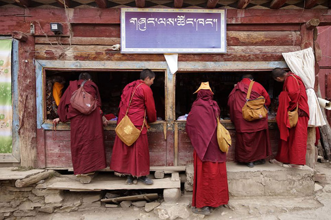 Прогулка в удивительную буддийскую школу в монастыре Седа
