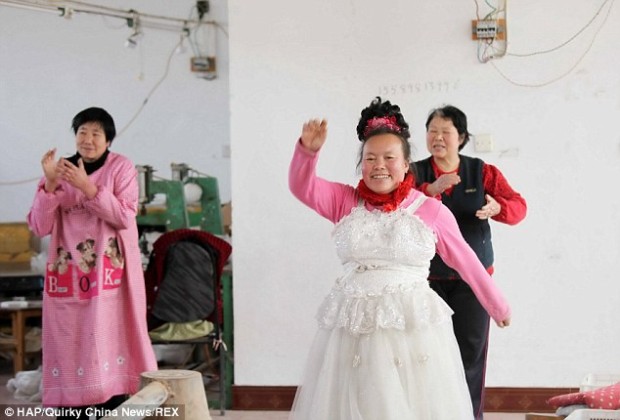 Китаянка 10 лет носит только свадебные платья в знак своего счастья быть замужем