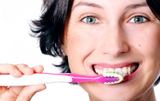 Чистить зубы после каждого приёма пищи вредно
