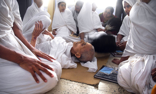Каждый год сотни монахов-джайнов убивают себя голодом