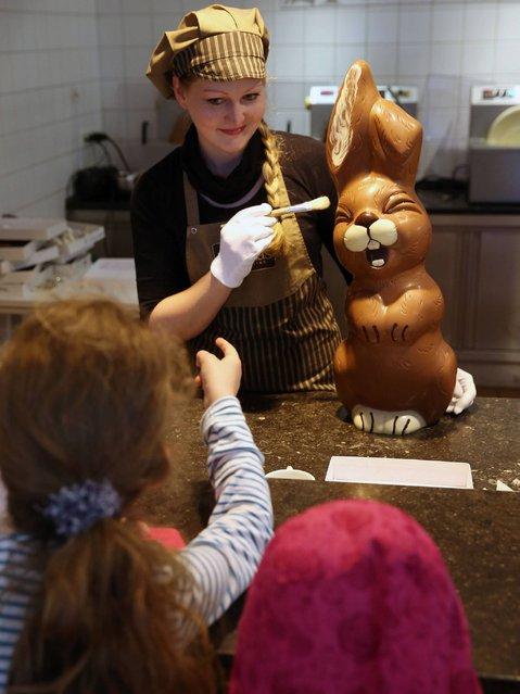 Как делают шоколадных пасхальных кроликов в Германии