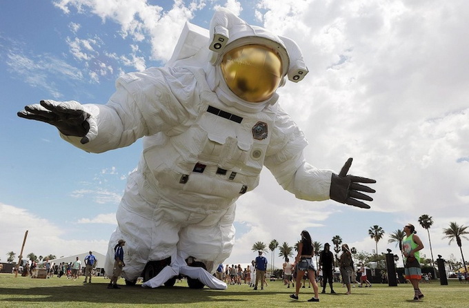 Скульптура астронавта на Coachella