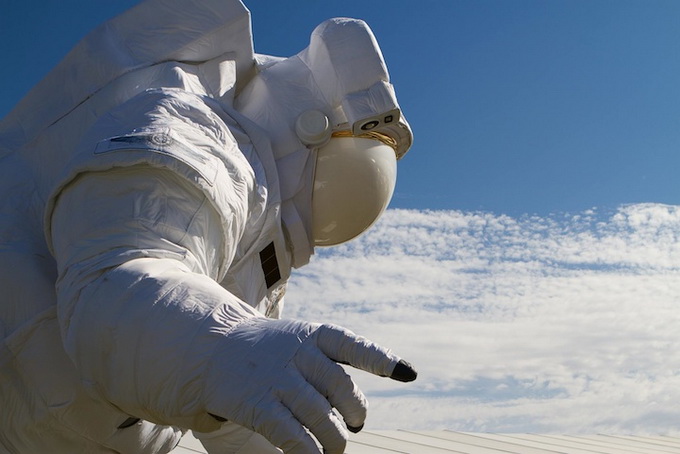 Скульптура астронавта на Coachella