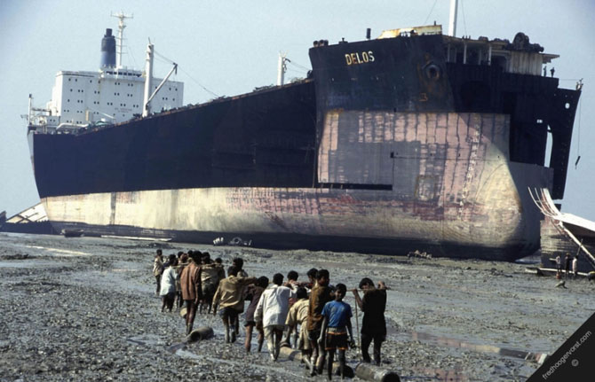 Как разбирают корабли в Бангладеш