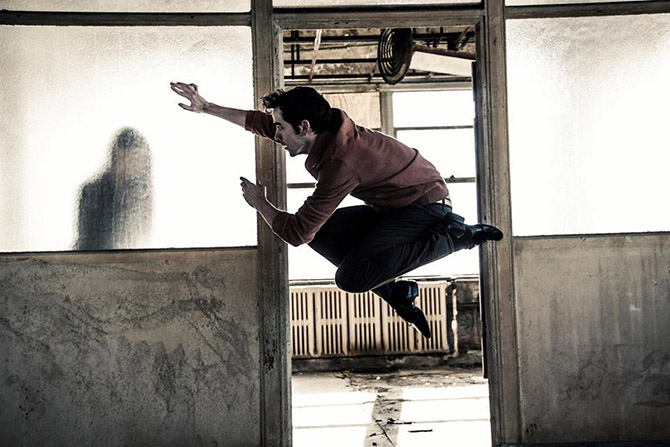 Акробатические танцоры бросают вызов гравитации