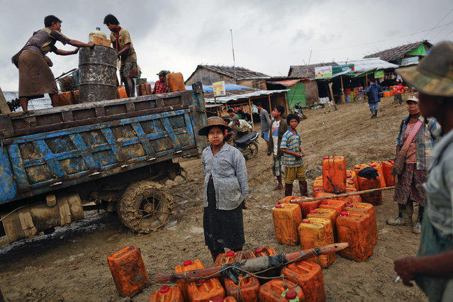 Ручное бурение нефтяных скважин в Мьянме