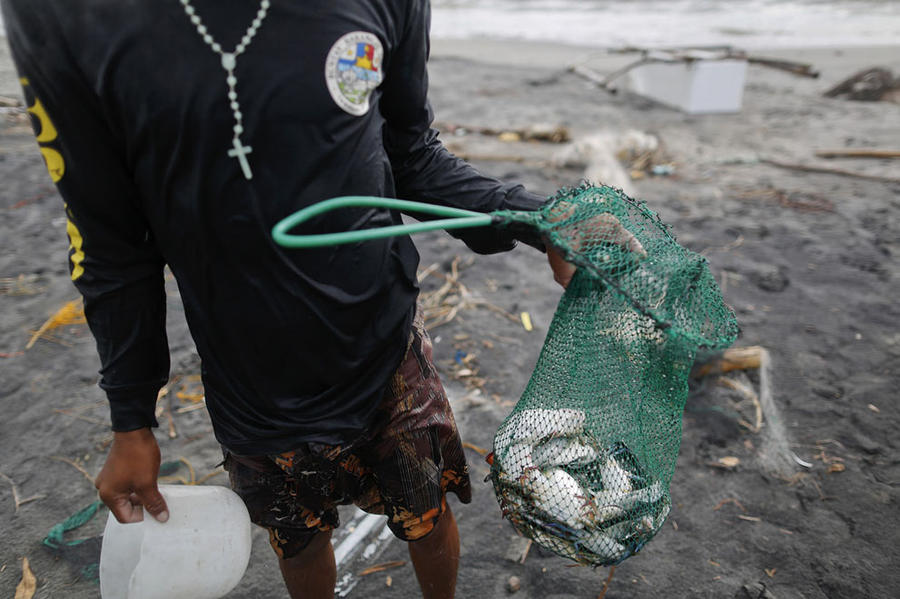 Филиппинские рыбаки используют холодильники как лодки