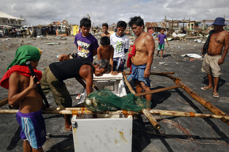 Филиппинские рыбаки используют холодильники как лодки