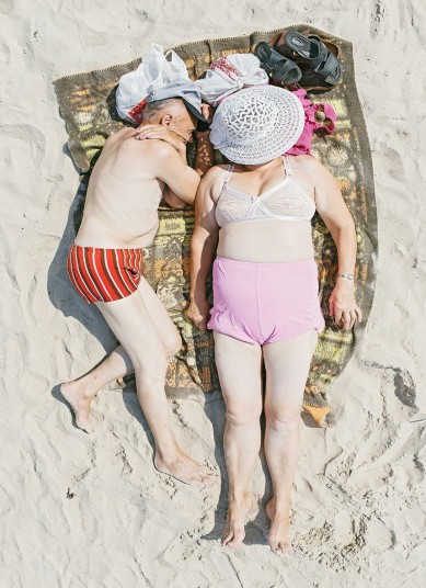 Люди, спящие на пляже