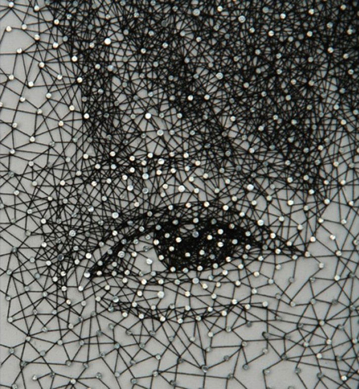 Одна нить, обернутая вокруг тысячи гвоздиков (9 фото)